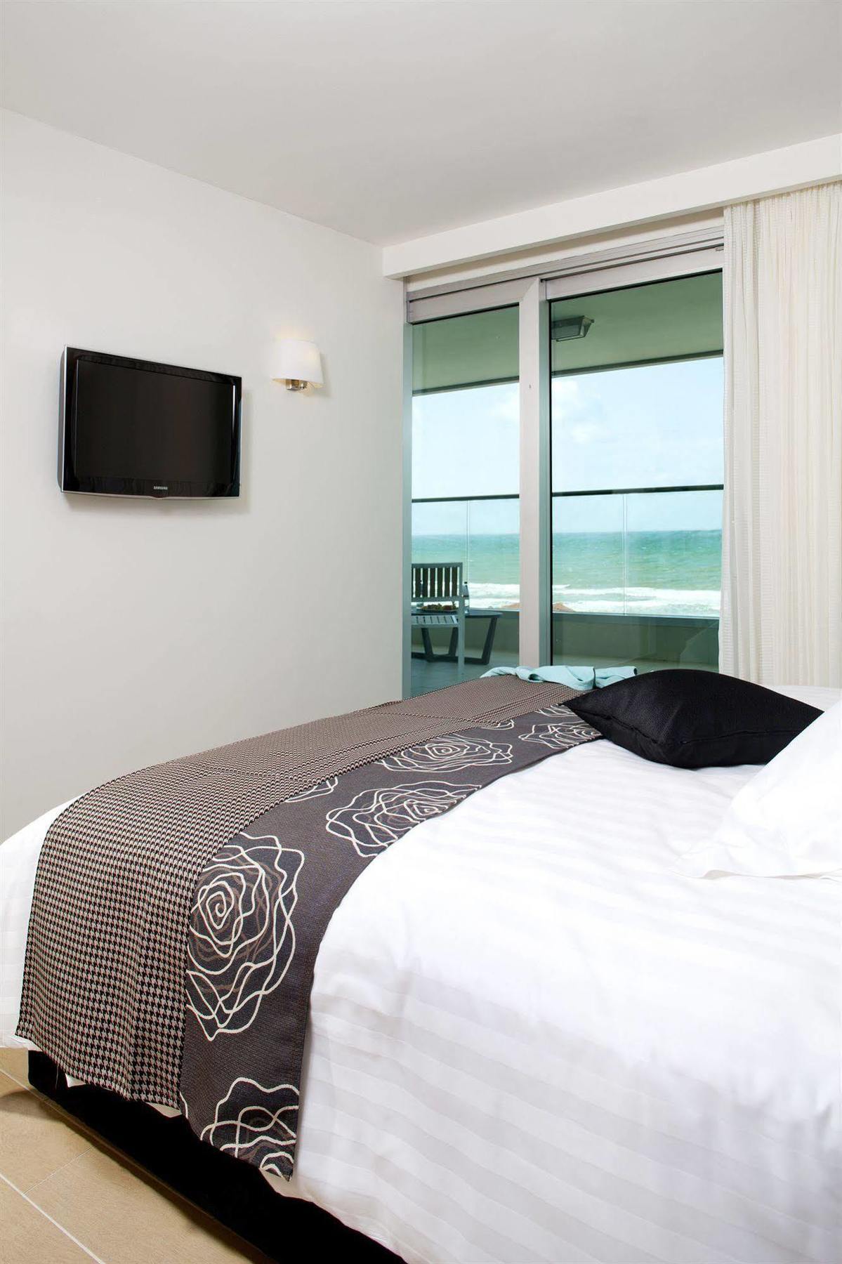 West All Suites Hotel Ashdod Extérieur photo